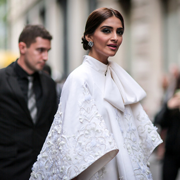 sonam-kapoor-in-ralph-and-russo-for-paris-fashion-week-day-1-201607-748778