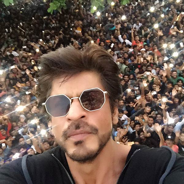 after-spending-time-with-his-family-and-friends-in-alibaug-shah-rukh-khan-met-his-fans-in-mumbai-201611-825868
