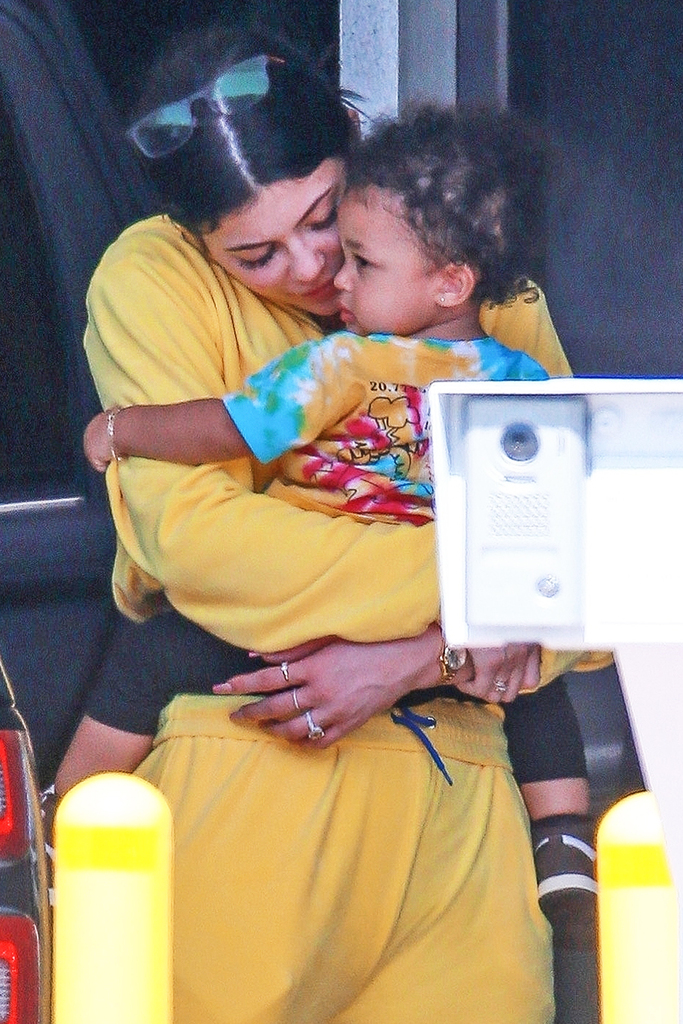 Los Angeles, CA  - *EXCLUSIVE*  - Kylie Jenner with Stormi and Travis Scott arriving on a jet back to LA. The family spent a vacation to mend things as a family. Pictured: Kylie Jenner, Stormi Scott BACKGRID USA 31 MARCH 2019  USA: +1 310 798 9111 / usasales@backgrid.com UK: +44 208 344 2007 / uksales@backgrid.com *UK Clients - Pictures Containing Children Please Pixelate Face Prior To Publication*